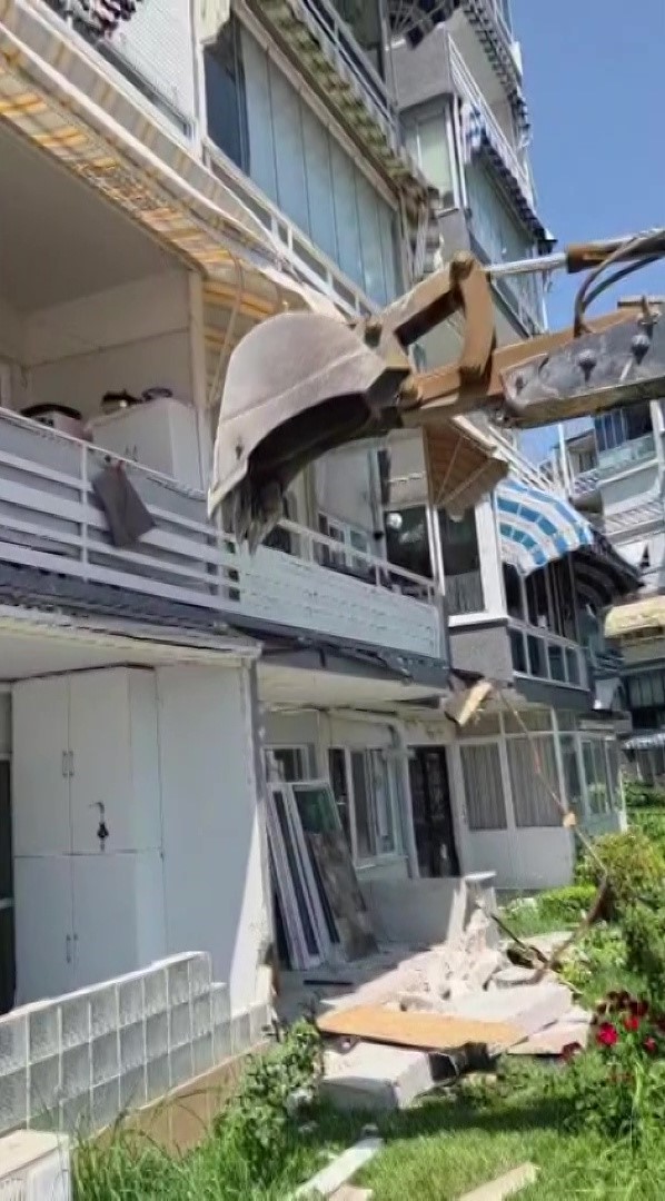 20 santimetrelik balkon cikintisi icin kepceli yikima ev sahipleri isyan etti 10 W9ZWZQVv