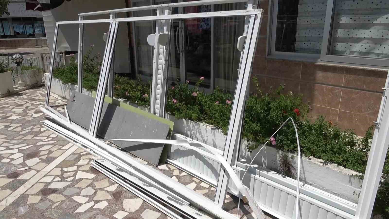 20 santimetrelik balkon cikintisi icin kepceli yikima ev sahipleri isyan etti 2 UzRgsf3F