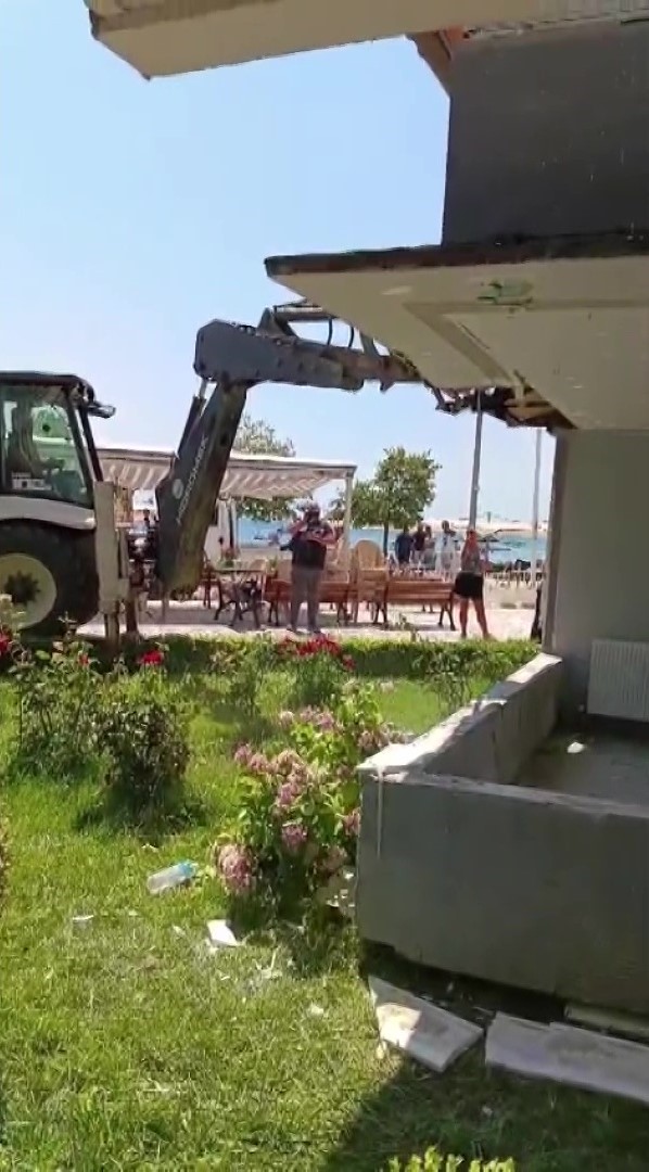 20 santimetrelik balkon cikintisi icin kepceli yikima ev sahipleri isyan etti 9 2hRvaDTE