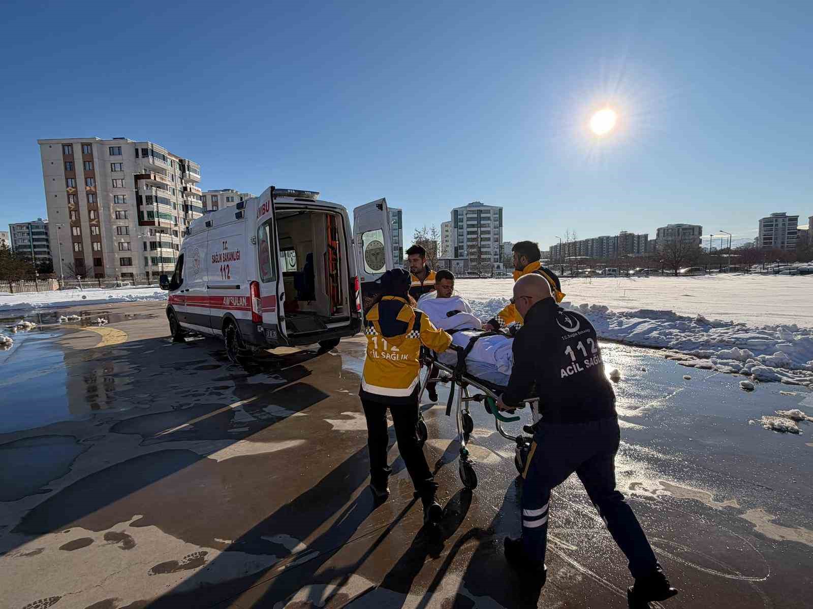 20 yasindaki hasta yollar kapali olunca helikopter ambulansla hastaneye ulastirildi 0