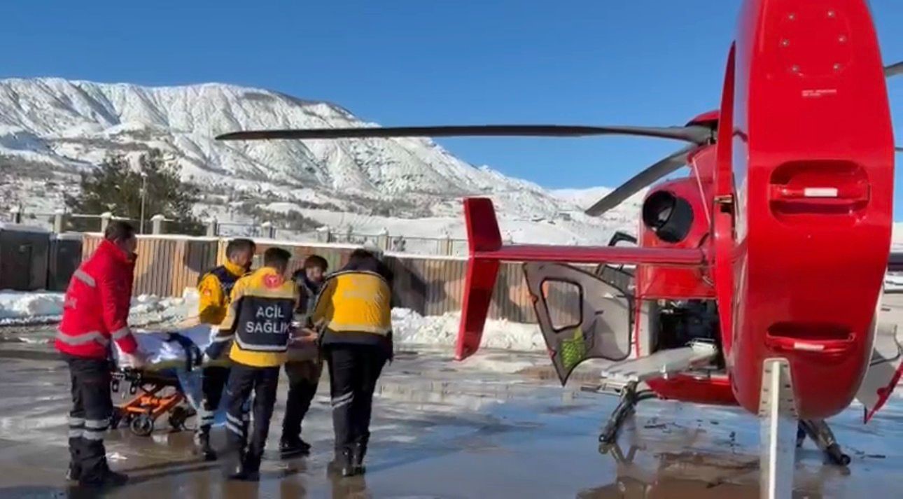 20 yasindaki hasta yollar kapali olunca helikopter ambulansla hastaneye ulastirildi 1 QbCkM8r8