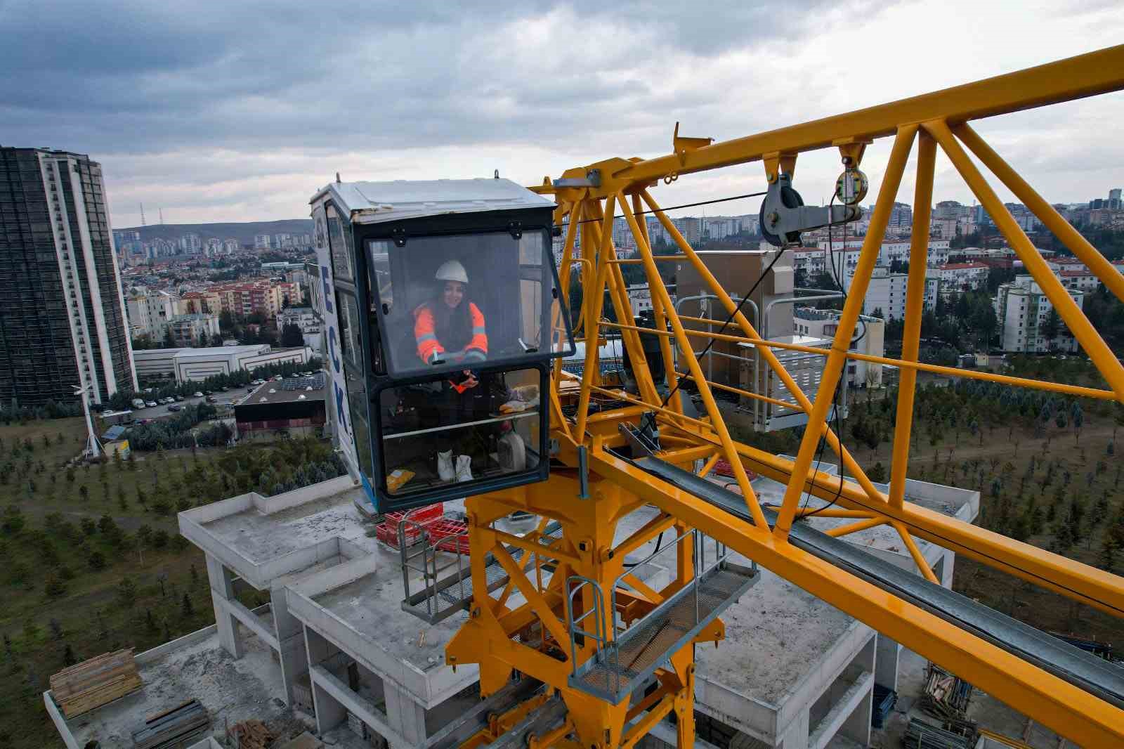 20 yaşındaki kule vinç operatörü olan genç kız, ekmeğini gökyüzünde kazanıyor 4 20 yasindaki kule vinc operatoru olan genc kiz ekmegini gokyuzunde kazaniyor 0 AncVbkKN