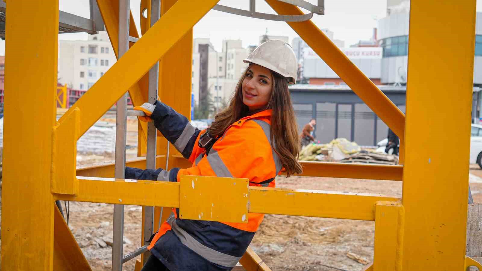 20 yaşındaki kule vinç operatörü olan genç kız, ekmeğini gökyüzünde kazanıyor 5 20 yasindaki kule vinc operatoru olan genc kiz ekmegini gokyuzunde kazaniyor 1 HmDJhEtd