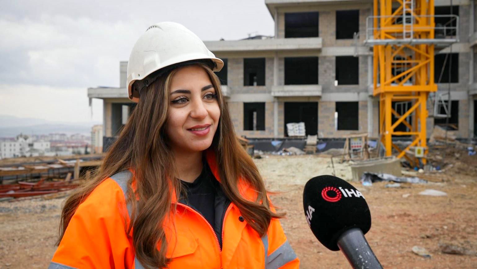 20 yaşındaki kule vinç operatörü olan genç kız, ekmeğini gökyüzünde kazanıyor 7 20 yasindaki kule vinc operatoru olan genc kiz ekmegini gokyuzunde kazaniyor 3