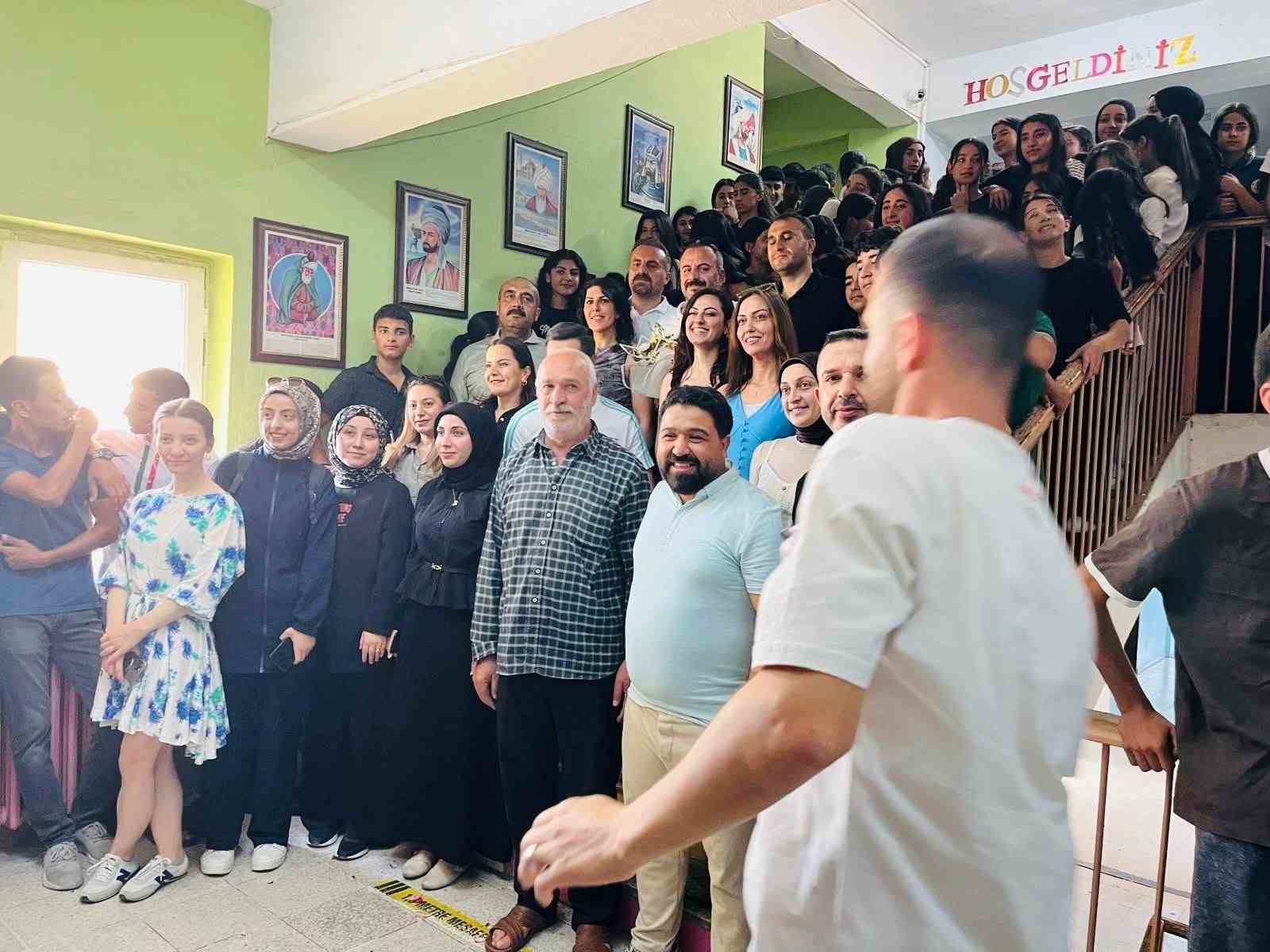 20 yildir gorev yaptigi okuldan alkislar esliginde huzunle ayrildi 1 zeBqDvIg