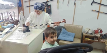20-yillik-fatime-usta-bir-eliyle-torun-salliyor-diger-eliyle-dunyaca-unlu-bastonlara-sekil-FGdZUTTk.jpg