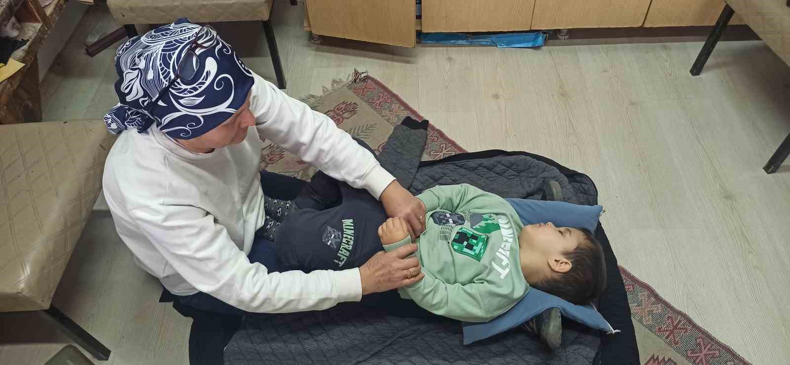 20 yillik fatime usta bir eliyle torun salliyor diger eliyle dunyaca unlu bastonlara sekil yr3IUTZH
