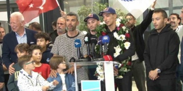 2025-dunya-superbike-sampiyonu-toprak-razgatlioglu-yurda-dondu-f1xir61k.jpg