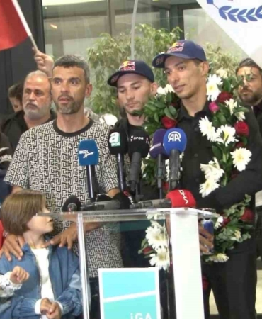 2025-dunya-superbike-sampiyonu-toprak-razgatlioglu-yurda-dondu-f1xir61k.jpg