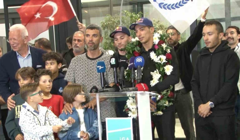 2025-dunya-superbike-sampiyonu-toprak-razgatlioglu-yurda-dondu-f1xir61k.jpg