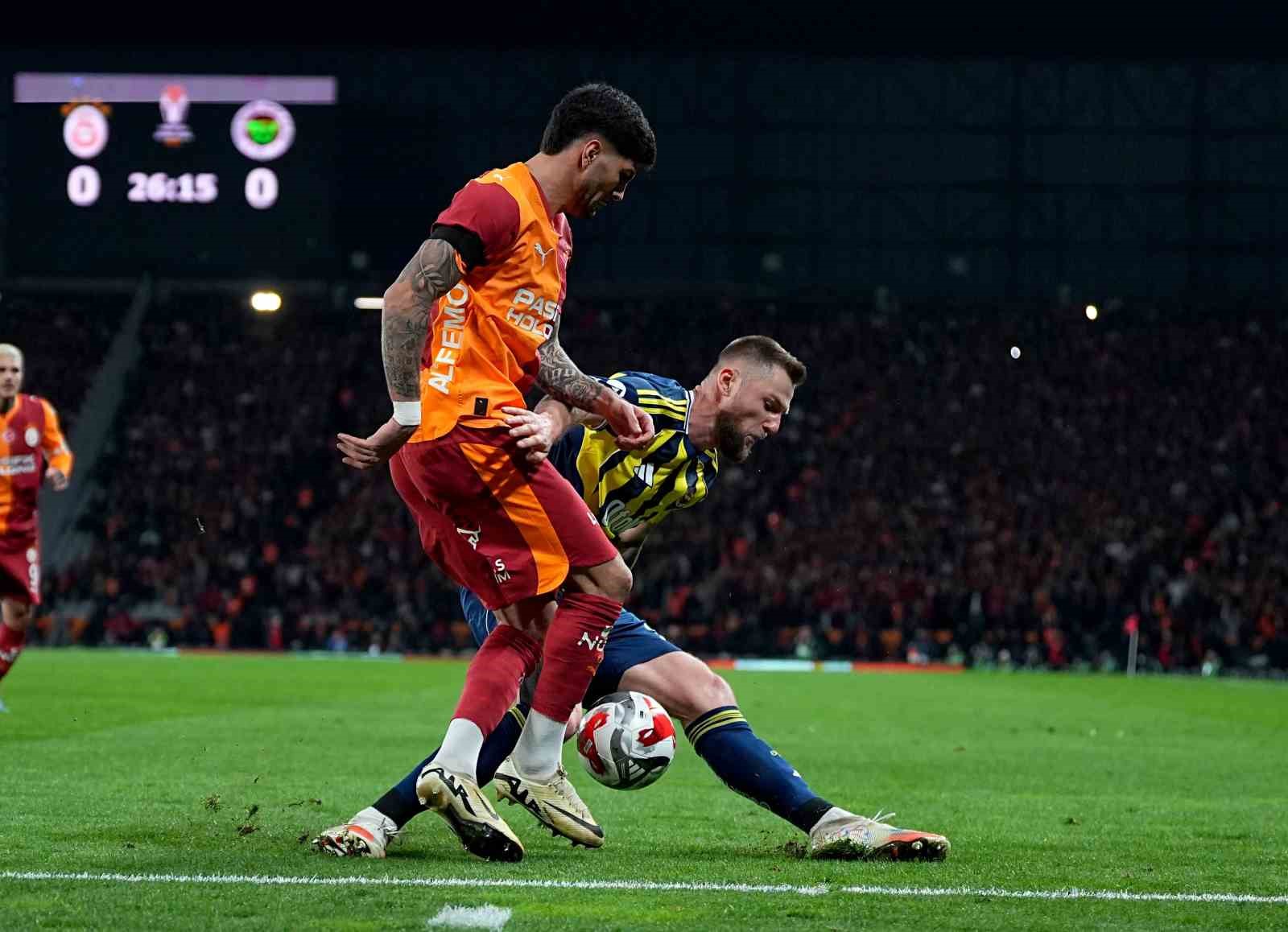 2025 Turkcell Süper Kupa: Galatasaray: 0 - Fenerbahçe: 1 (İlk yarı) 21 2025 turkcell super kupa galatasaray 0 fenerbahce 1 ilk yari 17 vbjp65ps