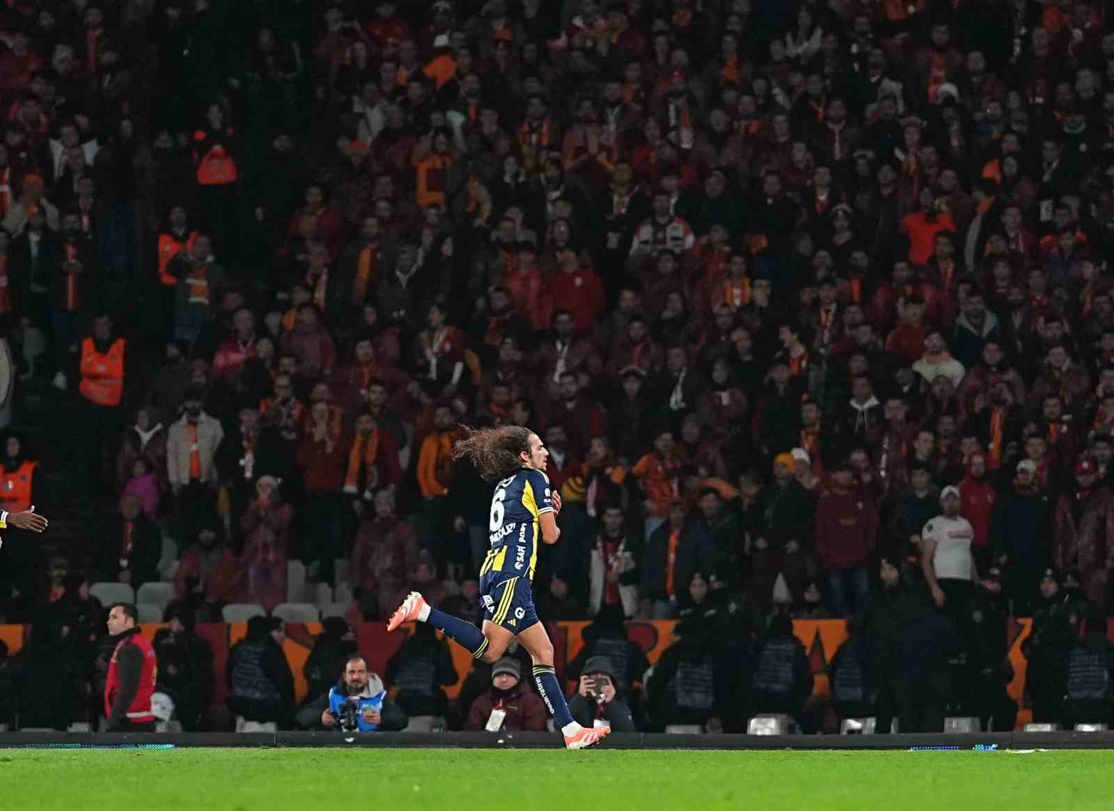 2025 Turkcell Süper Kupa: Galatasaray: 0 - Fenerbahçe: 1 (İlk yarı) 27 2025 turkcell super kupa galatasaray 0 fenerbahce 1 ilk yari 23 JbJSSLbt