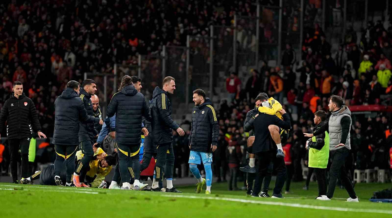 2025 Turkcell Süper Kupa: Galatasaray: 0 - Fenerbahçe: 1 (İlk yarı) 29 2025 turkcell super kupa galatasaray 0 fenerbahce 1 ilk yari 25 UskMychu