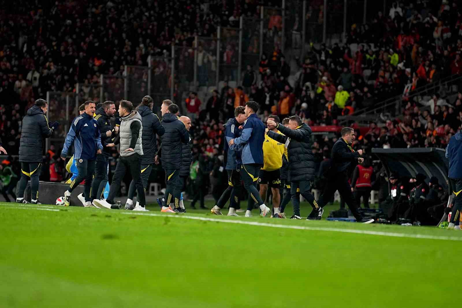 2025 Turkcell Süper Kupa: Galatasaray: 0 - Fenerbahçe: 1 (İlk yarı) 30 2025 turkcell super kupa galatasaray 0 fenerbahce 1 ilk yari 26