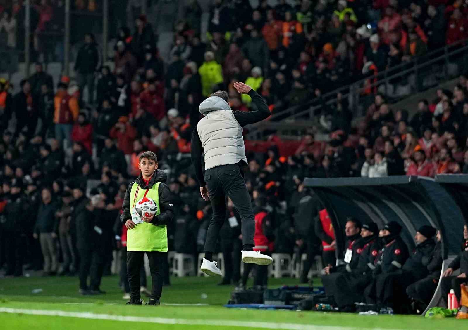 2025 Turkcell Süper Kupa: Galatasaray: 0 - Fenerbahçe: 1 (İlk yarı) 40 2025 turkcell super kupa galatasaray 0 fenerbahce 1 ilk yari 36 SBKCQU4Y
