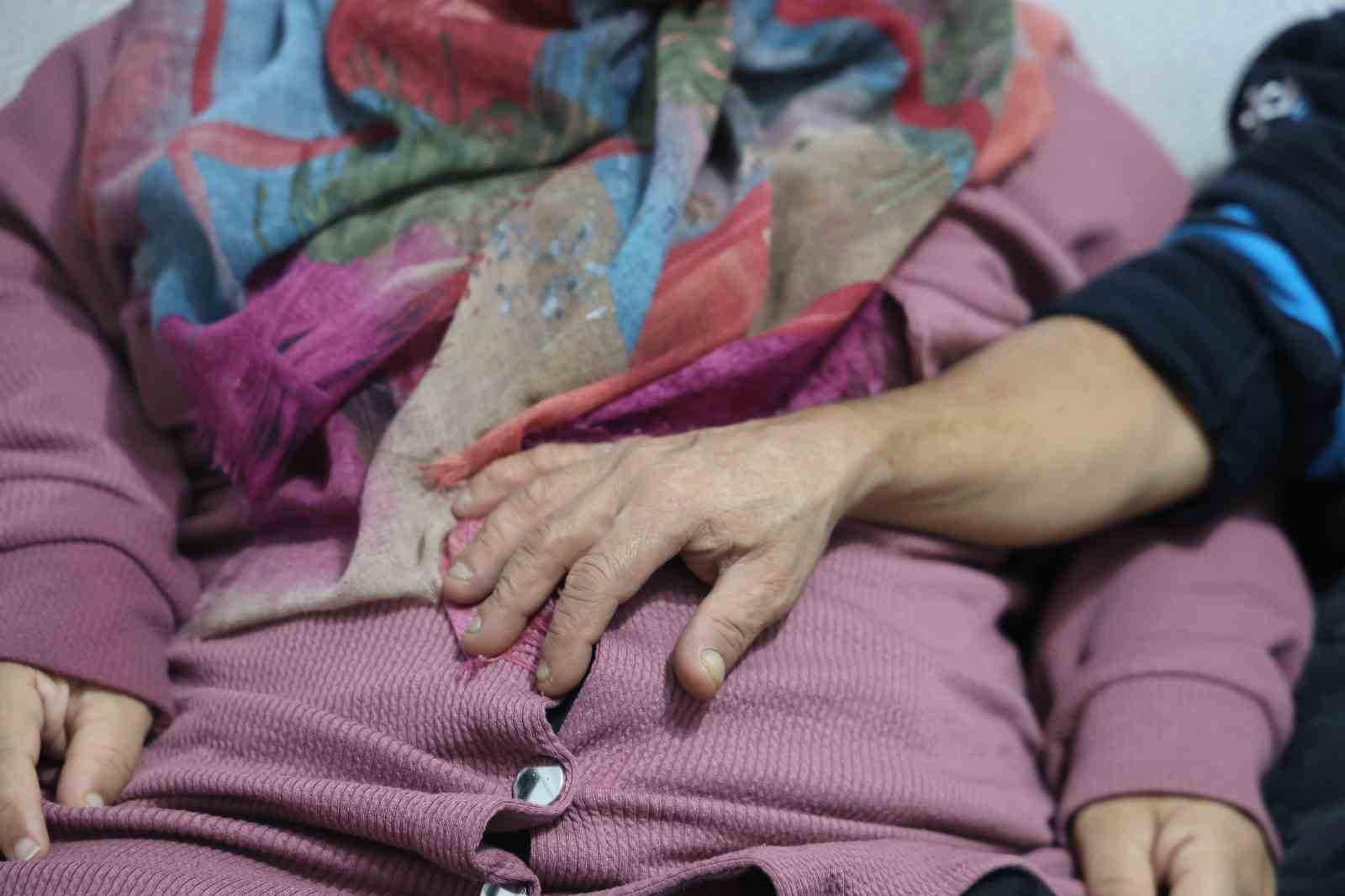 21 yil sonra evlenerek asklarina engel tanimayan cuce cift anne ve baba olacak olmanin D3OZLeMv
