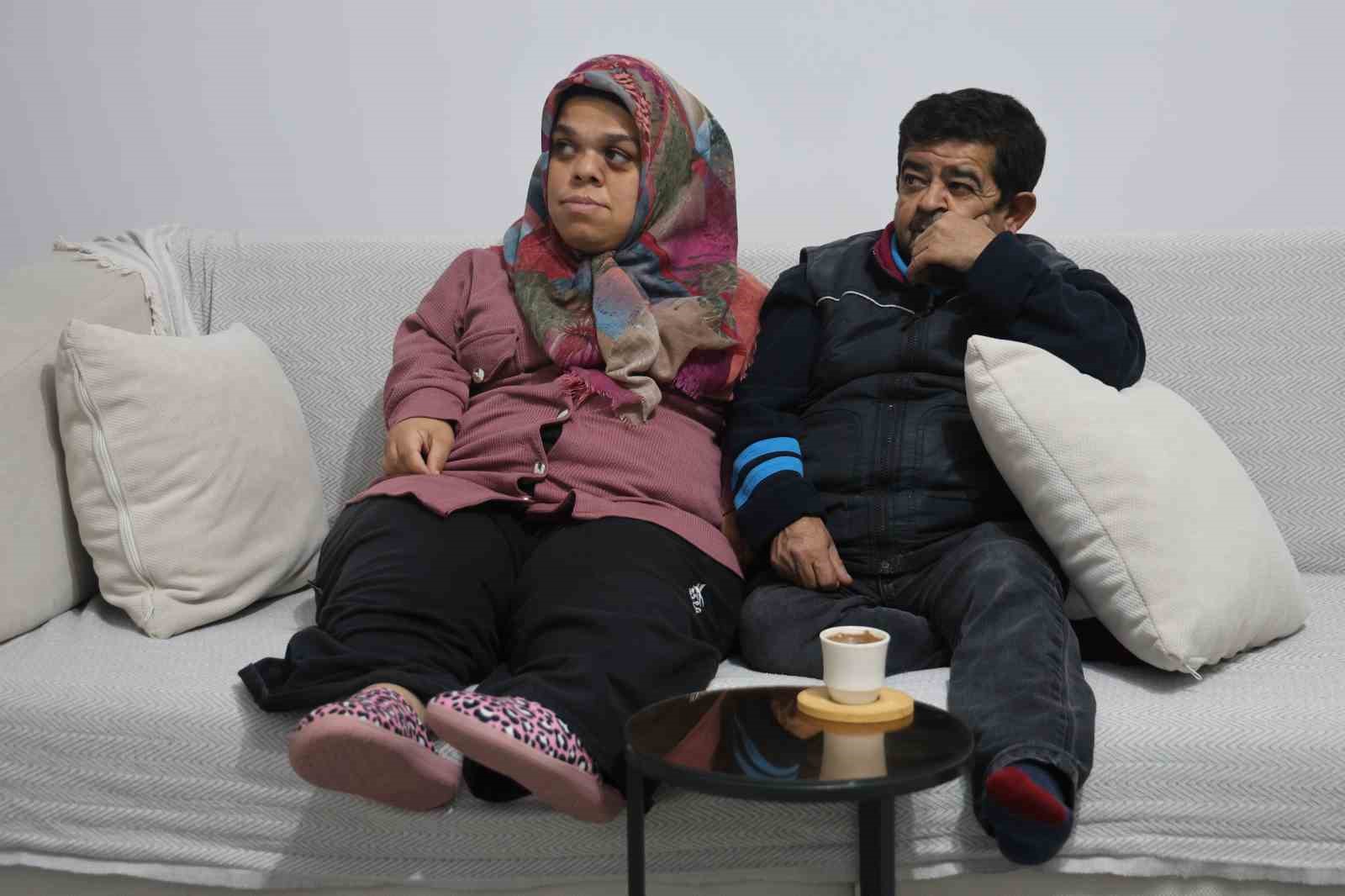 21 yil sonra evlenerek asklarina engel tanimayan cuce cift anne ve baba olacak olmanin OUBvRcbN