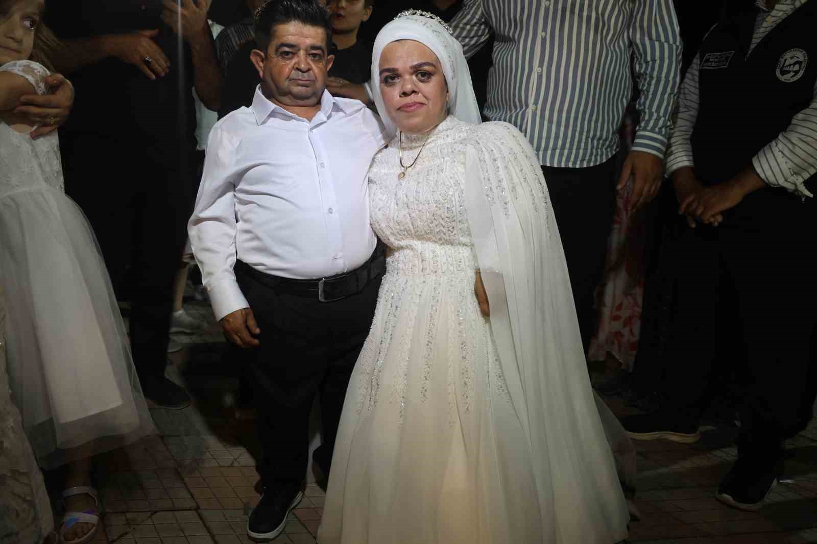21 yil sonra evlenerek asklarina engel tanimayan cuce cift anne ve baba olacak olmanin bHKaYhNv