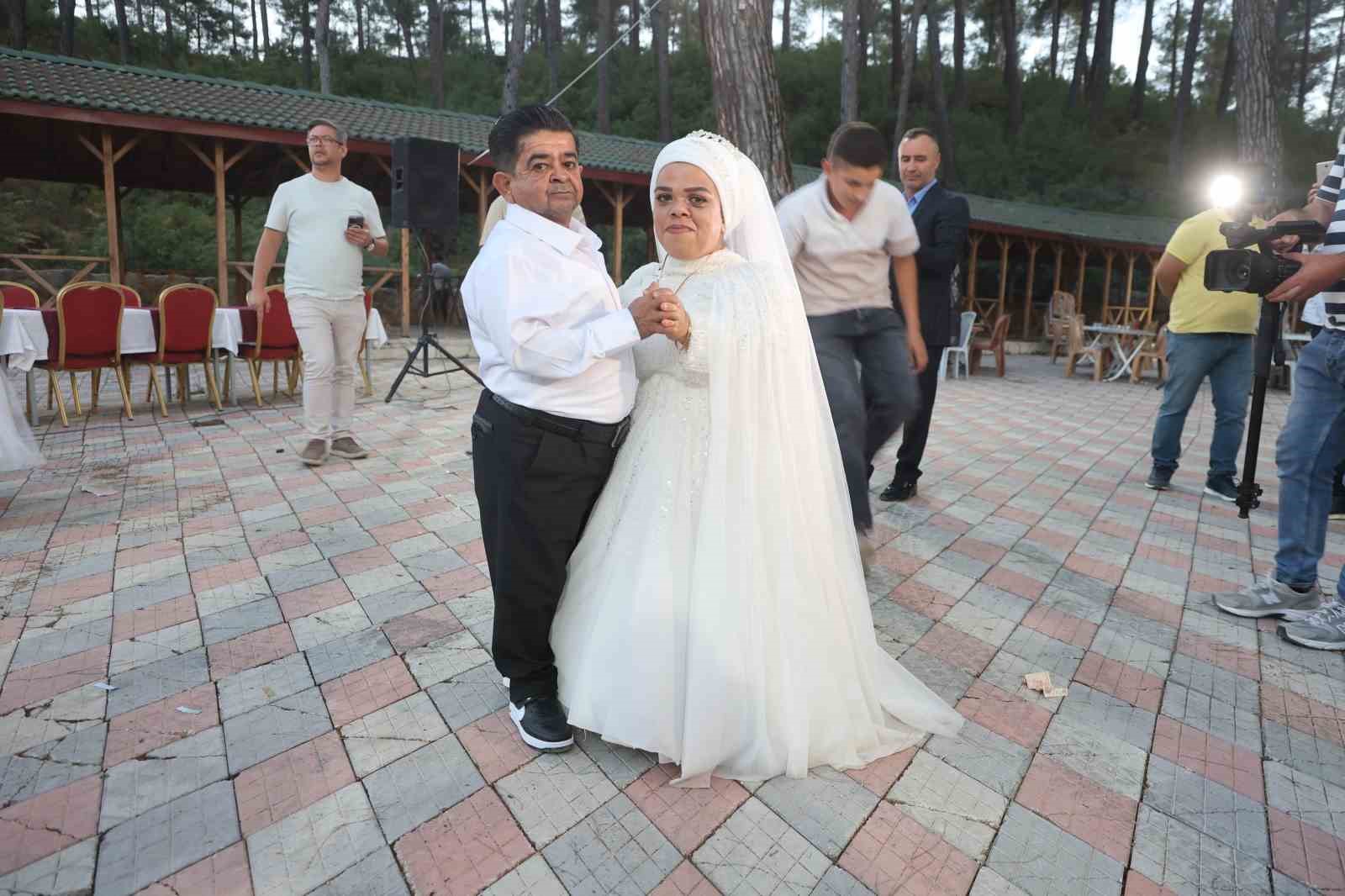 21 yil sonra evlenerek asklarina engel tanimayan cuce cift anne ve baba olacak olmanin eHlK6e5k
