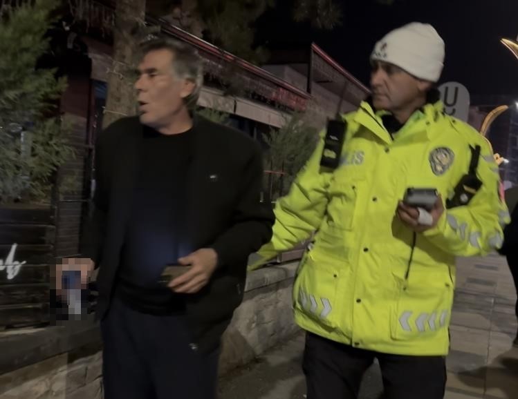 214 promil alkolle yakalandi gazeteciye el sallayip yuzune tukurdu 1 26BBLHqC