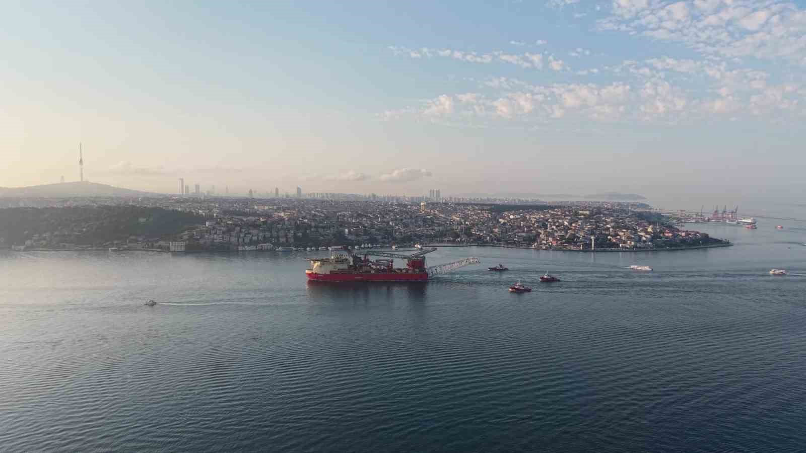 215 metrelik boru döşeme gemisinin geçişi sebebiyle boğaz hattı çift yönlü trafiğe kapatıldı 4 215 metrelik boru doseme gemisinin gecisi sebebiyle bogaz hatti cift yonlu trafige kapatildi 0