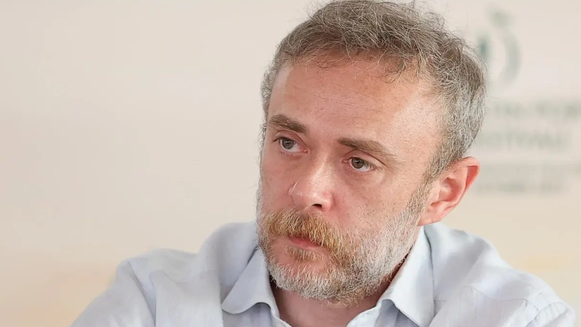Televizyon ve tiyatro cephesinde hangi projelerle öne çıktı?