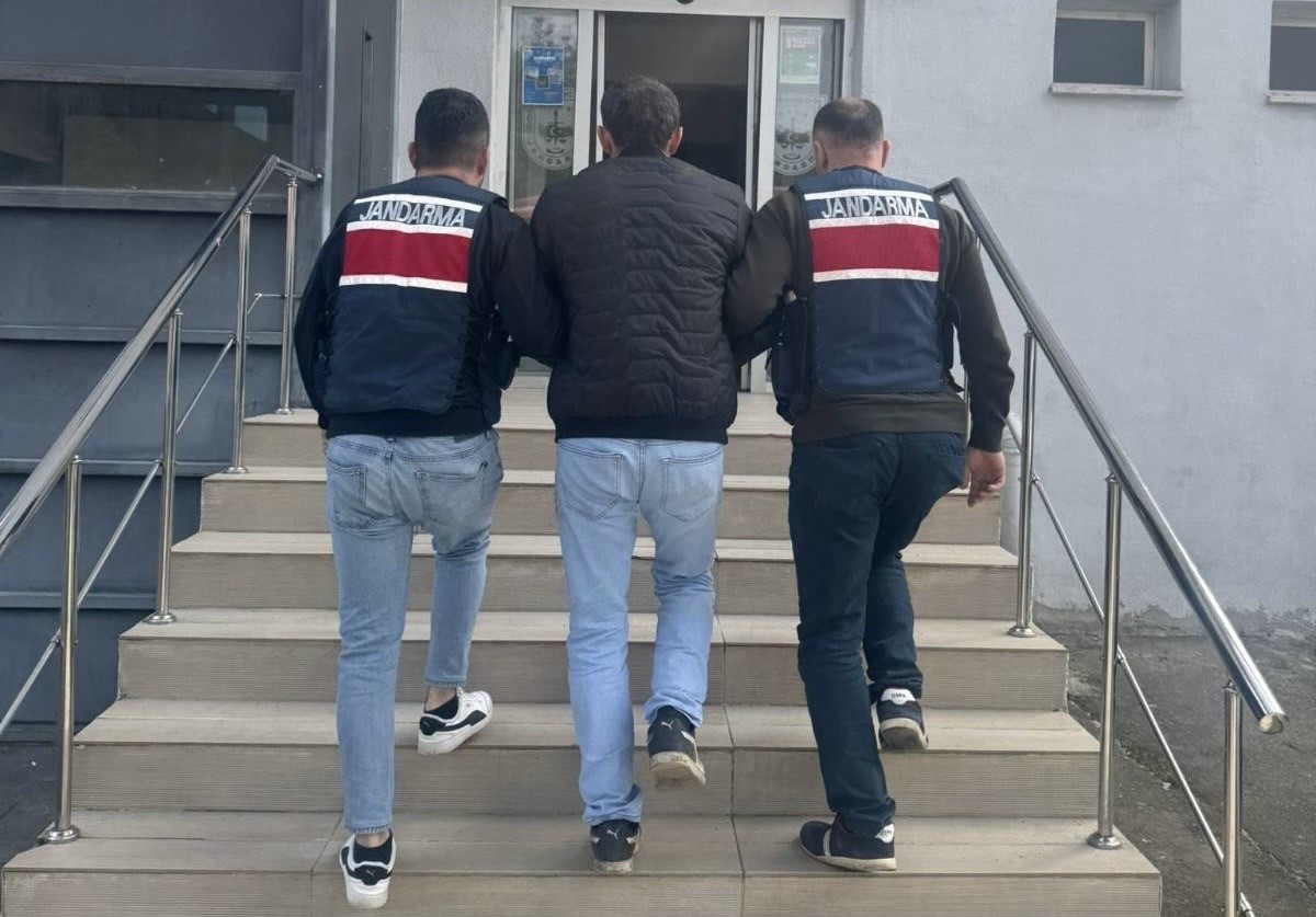 22 yil hapis cezasi bulunan firari saklandigi evde yakalandi 0 WHBq2nE2