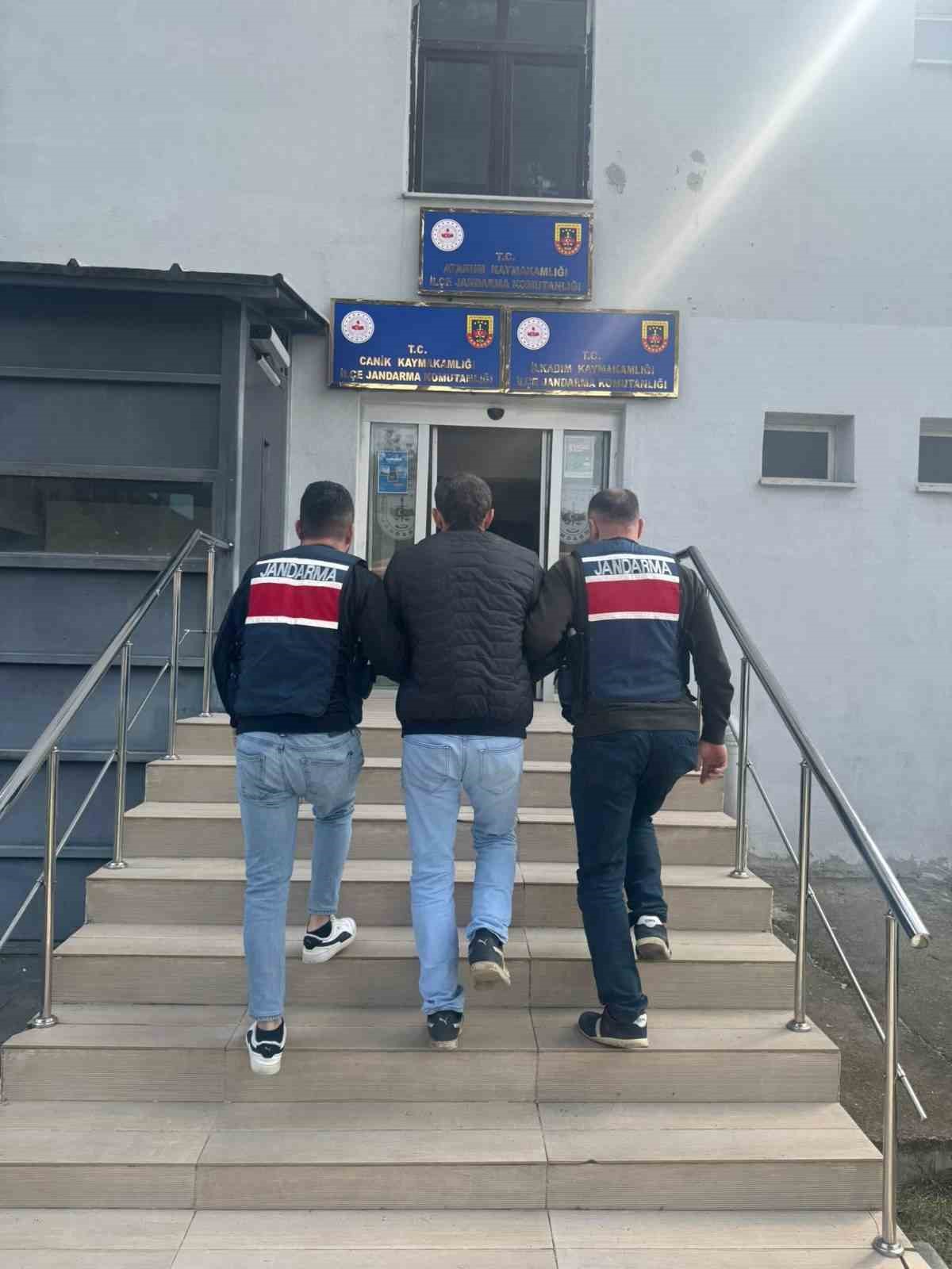 22 yil hapis cezasi bulunan firari saklandigi evde yakalandi 1