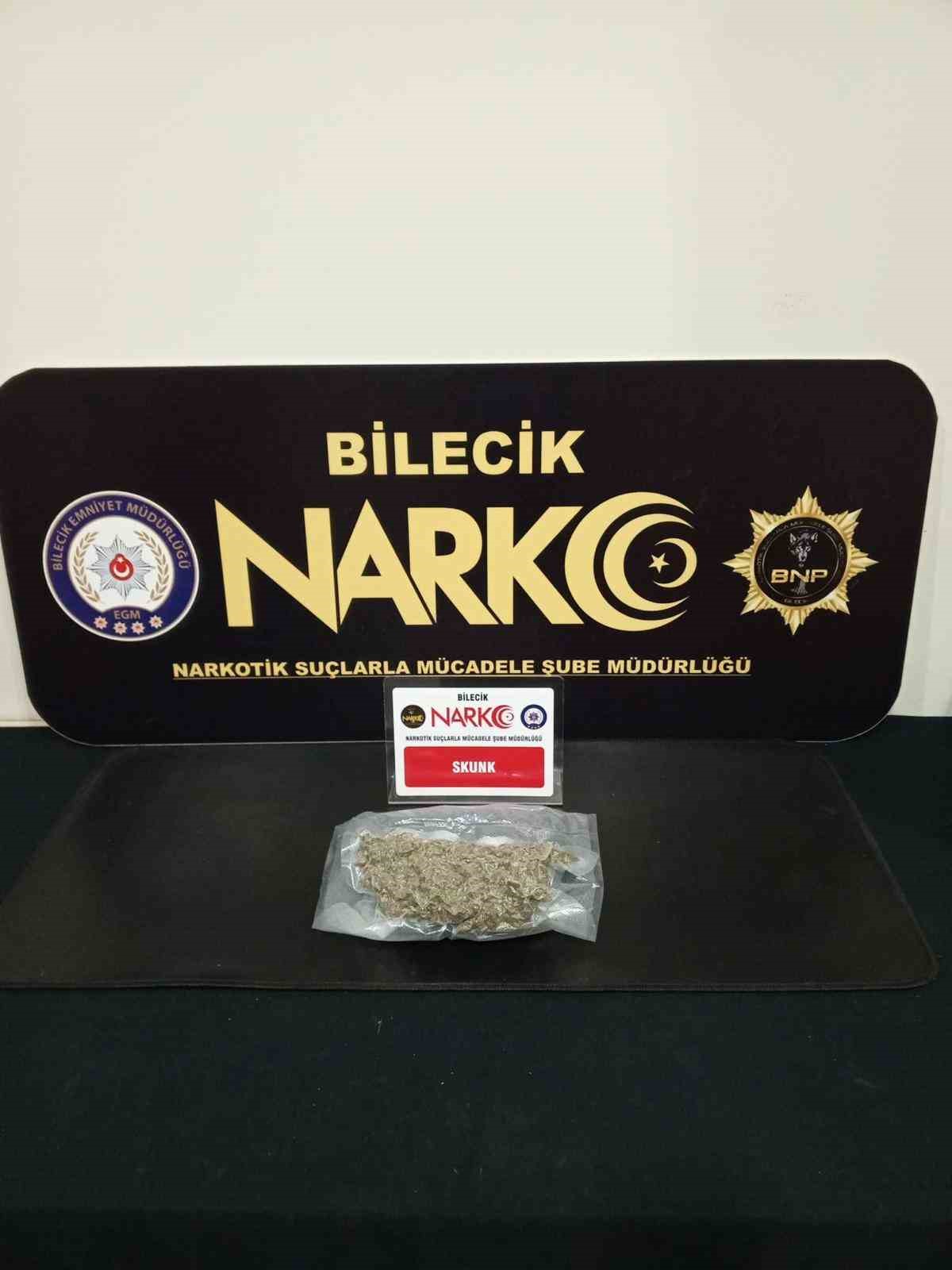 220 gram uyusturucu maddeyi cadirin icine saklamislar 0 YejWnqeH