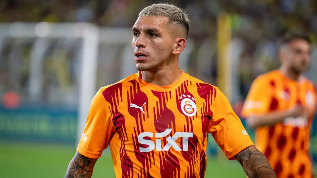 220924 Lucas Torreira of Galatasaray before the match 1920.jpg