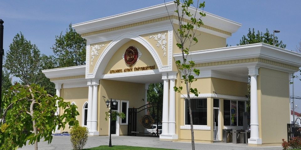 Hayal Köseoğlu Kimdir? Eğitim Hayatını Nerede Tamamladı?