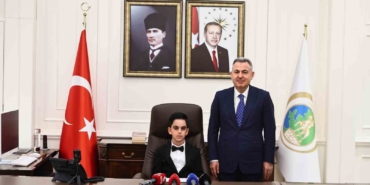 23-nisan-kutlamalarinda-izmir-valiligi-makamina-ilkokul-ogrencisi-oturdu-CNJuBRyl.jpg