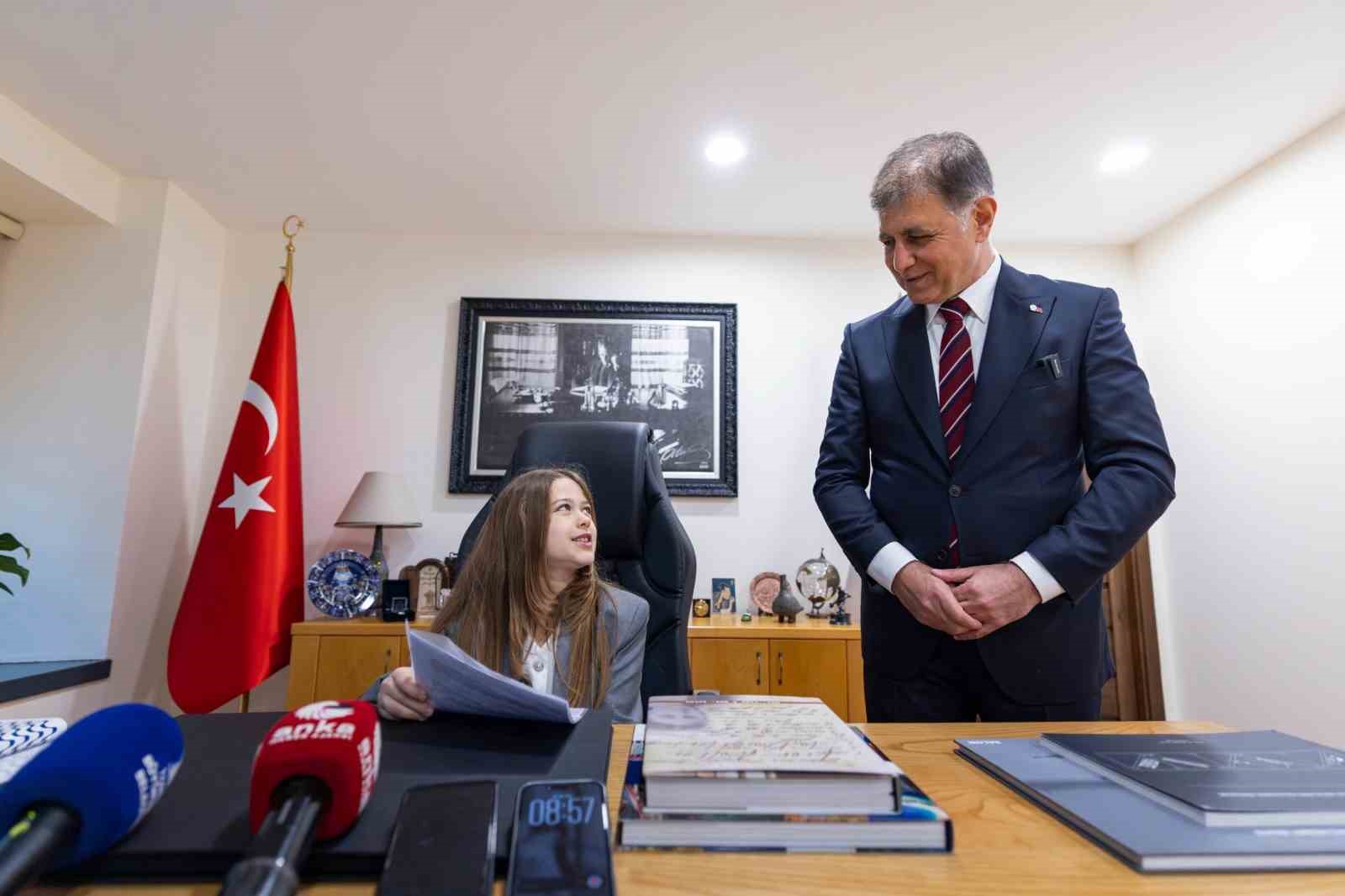 23 nisanda baskanlik koltugu cocuklarin 1