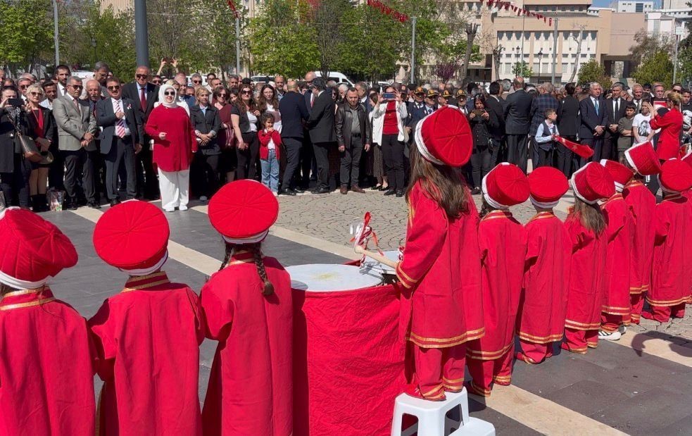 23 nisanda chpden tepki ceken protesto 1 I41fYPIE