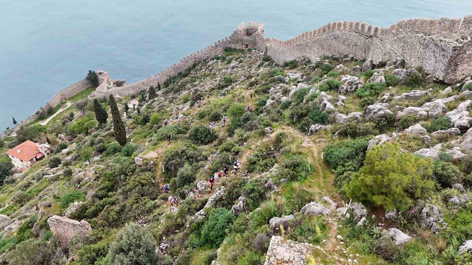 23 ulkeden 820 sporcu alanya ultra trail icin start aldi 16 nA1VPNAv