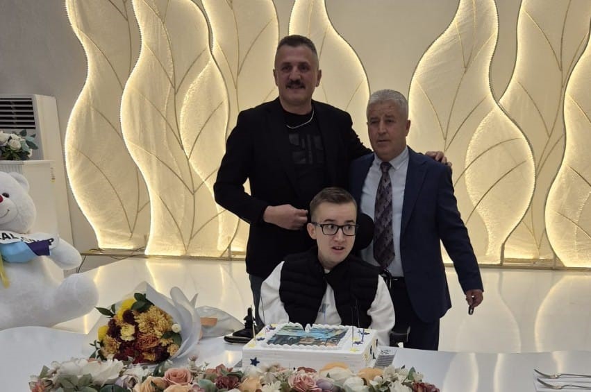 23 yildir kas hastaligiyla mucadele eden gence dugun gibi dogum gunu 2 yqd3AyOn
