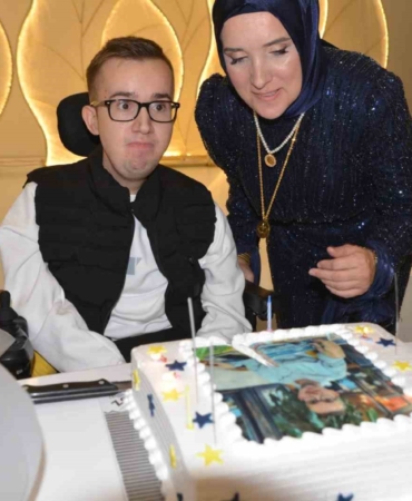 23-yildir-kas-hastaligiyla-mucadele-eden-gence-dugun-gibi-dogum-gunu-UbmTtDZz.jpg