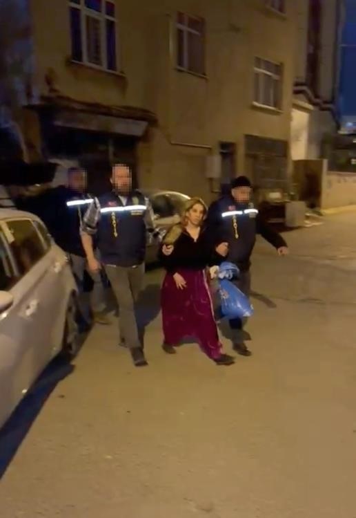 233 suc kaydi bulunan ve 216 yil hapis cezasiyla aranan kadin yakalandi 1 eycRFIYX