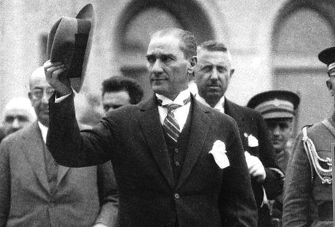 Mustafa Kemal Atatürk’ü, ebediyete uğurladığımız günün yıl dönümünde, derin bir saygı, minnet ve özlemle anıyoruz.