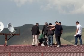 Diyaliz hastası evinde mahsur kaldı, camdan yardım istedi 1 thumbnail