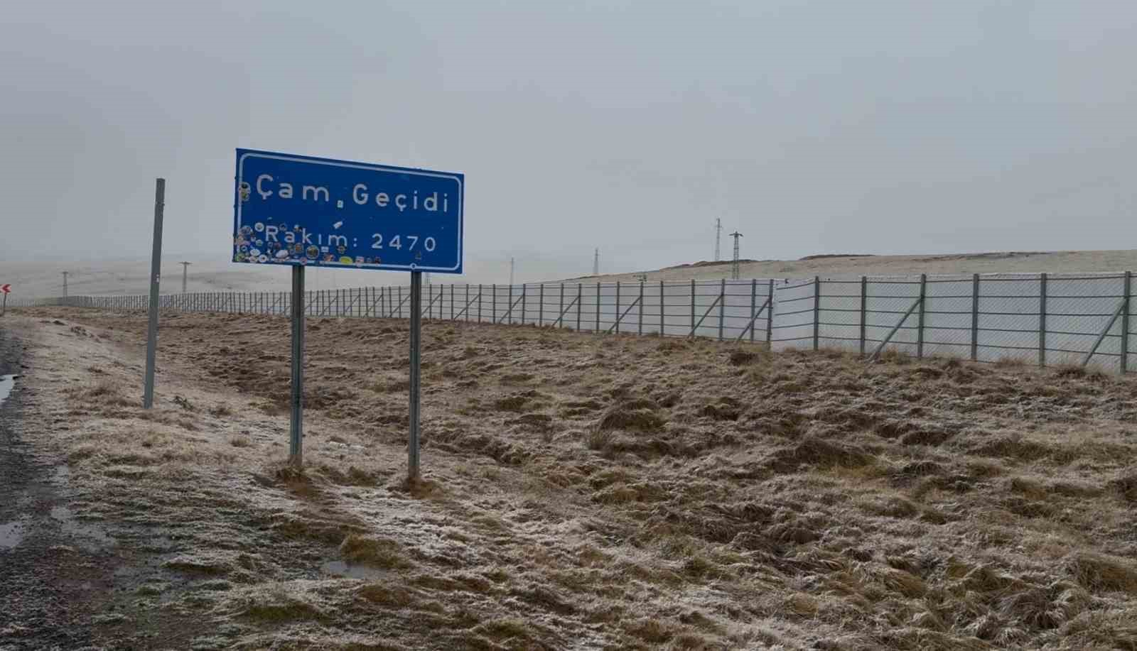 2470 rakimli sahara gecidinde kar yagisi basladi 0 TsihtWZu