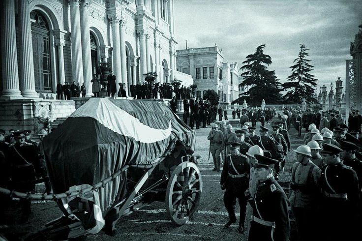 Mustafa Kemal Atatürk’ü, ebediyete uğurladığımız günün yıl dönümünde, derin bir saygı, minnet ve özlemle anıyoruz.