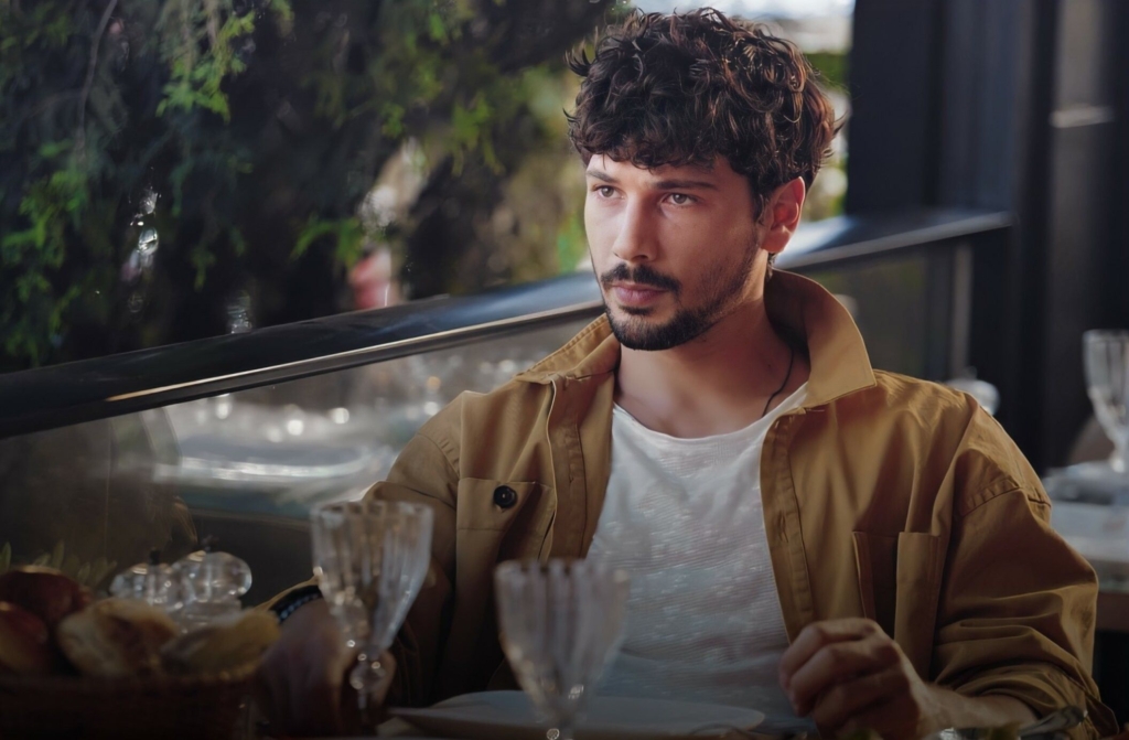 Deniz Can Aktaş oyunculuğa nasıl başladı?