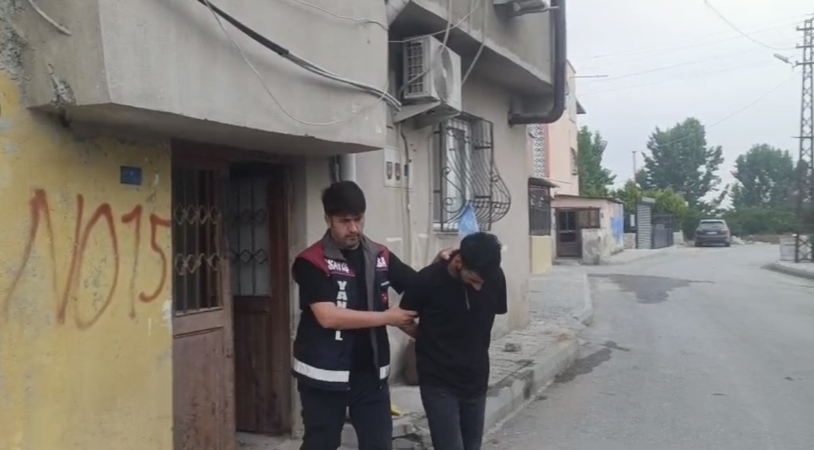 25 ay boyunca polisiz diyerek dolandirdilar 100 milyonluk vurgunun ardindan tatli ikram ettiler 0 3Rrmni2O