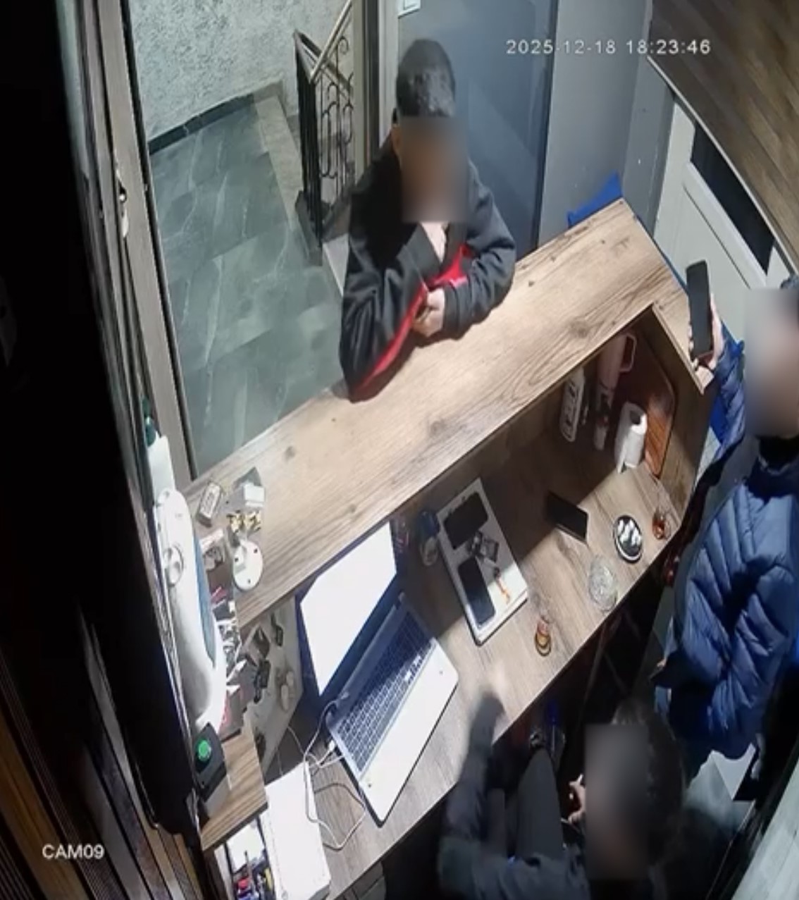 25 ay boyunca polisiz diyerek dolandirdilar 100 milyonluk vurgunun ardindan tatli ikram ettiler 3 azs82U4I