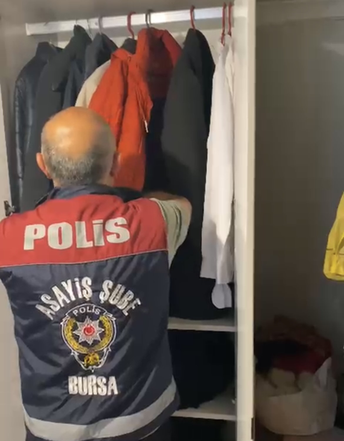 25 ay boyunca polisiz diyerek dolandirdilar 100 milyonluk vurgunun ardindan tatli ikram ettiler 4 v49mY5sj