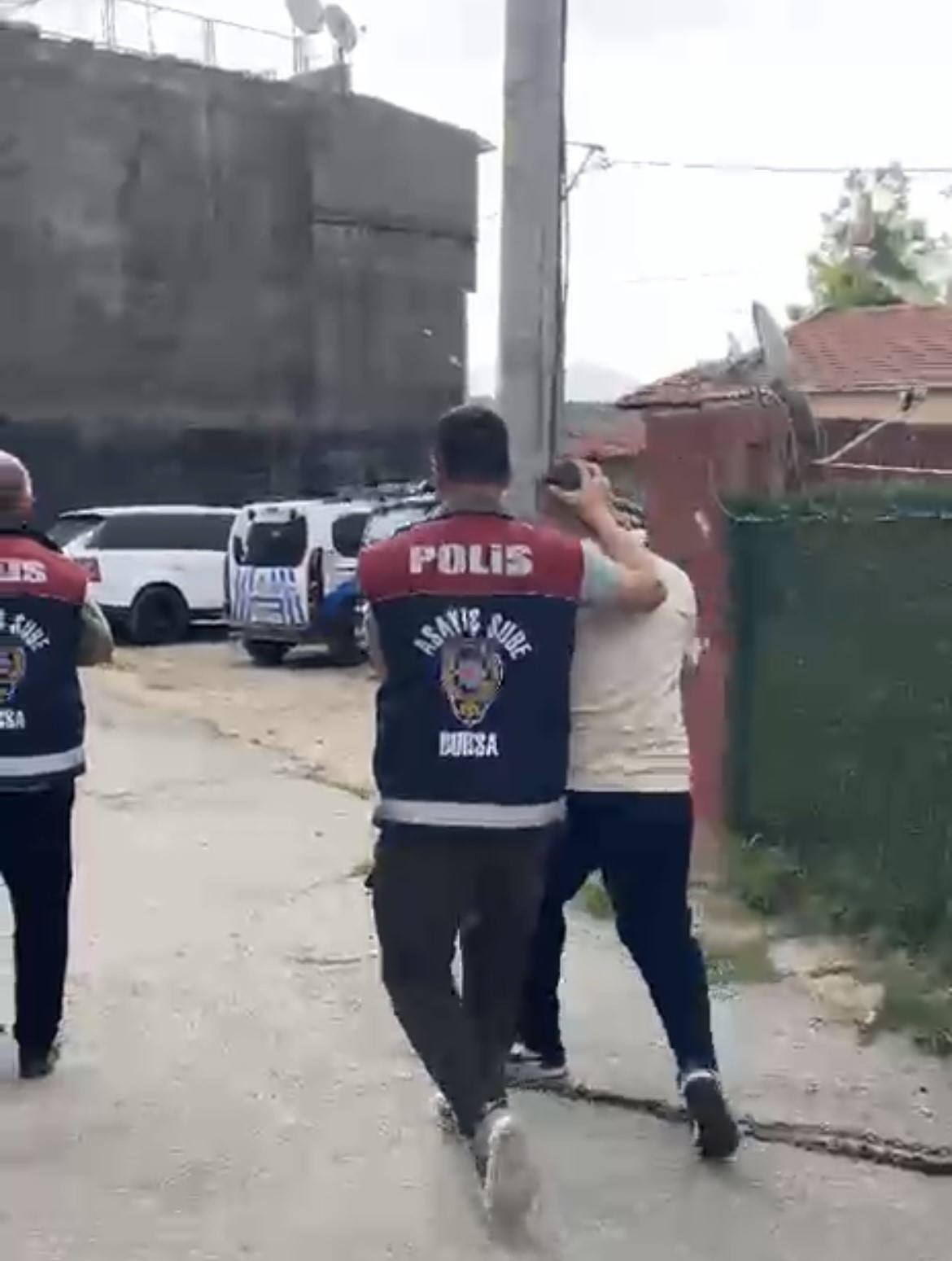 25 ay boyunca polisiz diyerek dolandirdilar 100 milyonluk vurgunun ardindan tatli ikram ettiler 5 3CJO1mnf