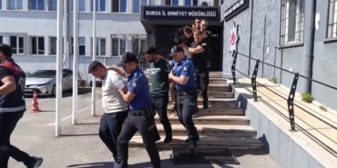 25-ay-boyunca-polisiz-diyerek-dolandirdilar-100-milyonluk-vurgunun-ardindan-tatli-ikram-ettiler-I9FhIvlN.jpg