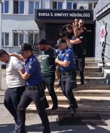 25-ay-boyunca-polisiz-diyerek-dolandirdilar-100-milyonluk-vurgunun-ardindan-tatli-ikram-ettiler-I9FhIvlN.jpg