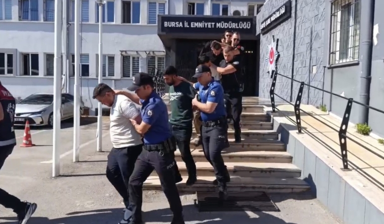 25-ay-boyunca-polisiz-diyerek-dolandirdilar-100-milyonluk-vurgunun-ardindan-tatli-ikram-ettiler-I9FhIvlN.jpg